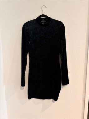 Black Velvet Long-Sleeve Bodycon Dress